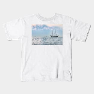 'Pedro Doncker' with Island Neuwerk - Sail 2015, Bremerhaven Kids T-Shirt